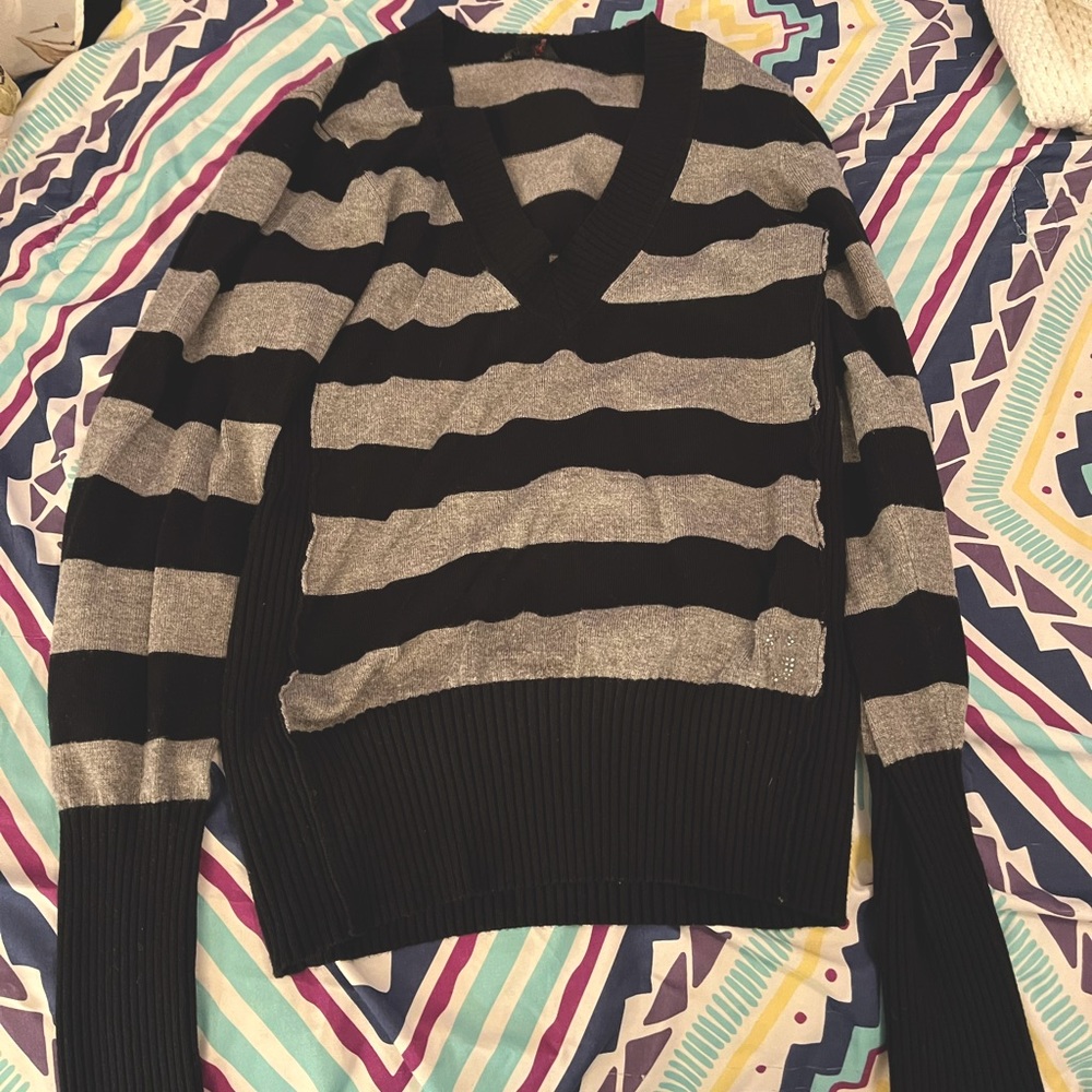 G by Guess sweater. Black & gray. Medium wear, very good condition. US size L.